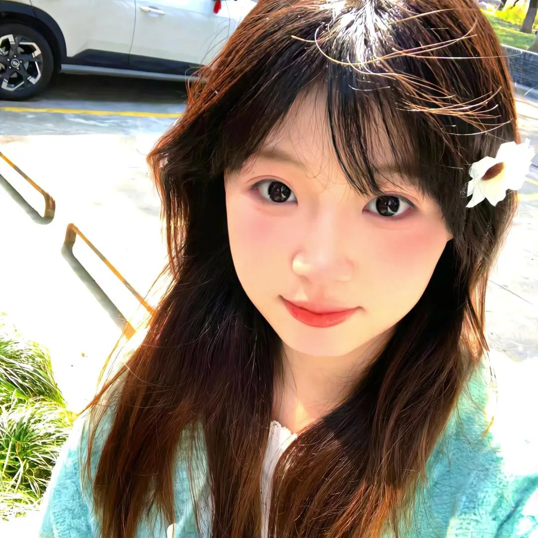 《当红小花片场怒摔剧本，导演当场黑脸停工》配图