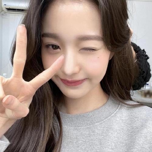 《某女星走红毯被扒戴假货，品牌方连夜删认领微博》配图
