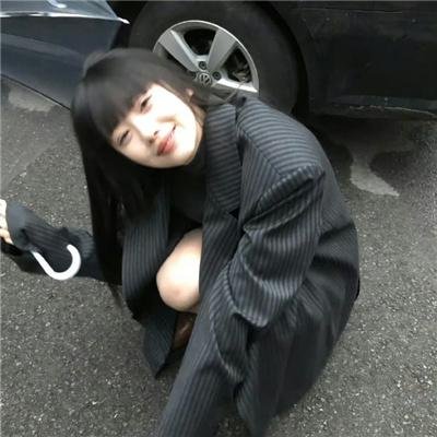 《当红小花被拍抽烟姿势熟练，清纯人设遭质疑》配图